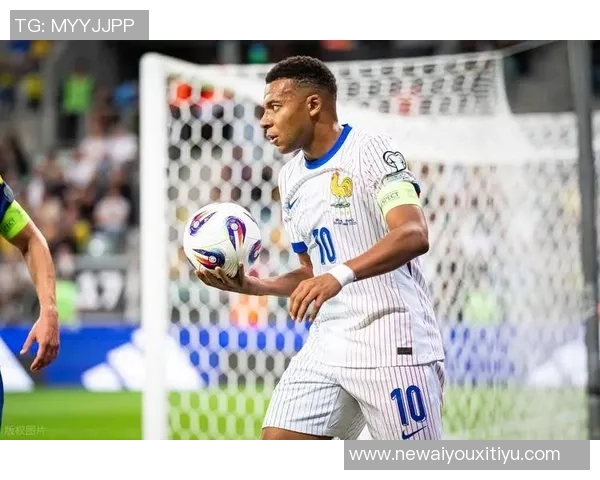 姆巴佩争抢中意外倒地主动示意换人球迷心忧望无大碍